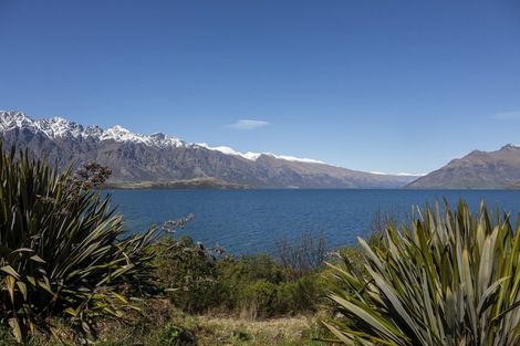 Photo of property in 72 Cedar Drive, Kelvin Heights, Queenstown, 9300