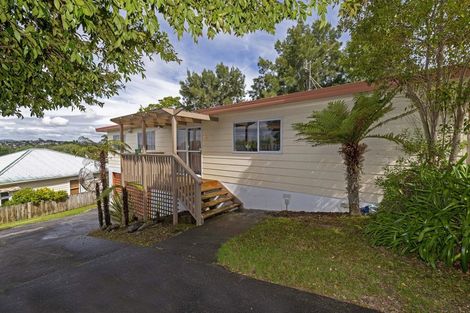 Photo of property in 15 Worthington Place, West Harbour, Auckland, 0618