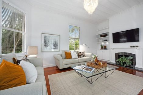 Photo of property in 30 Maritime Terrace, Birkenhead, Auckland, 0626