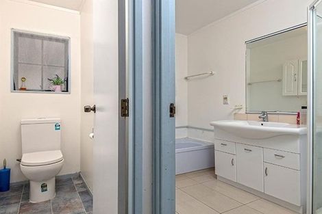 Photo of property in 2/16 De Quincey Terrace, Highland Park, Auckland, 2010