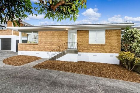 Photo of property in 2/8 Tobruk Crescent, Milford, Auckland, 0620