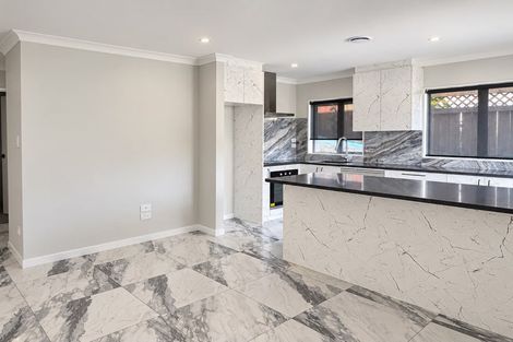 Photo of property in 16 Lobelia Rise, Goodwood Heights, Auckland, 2105