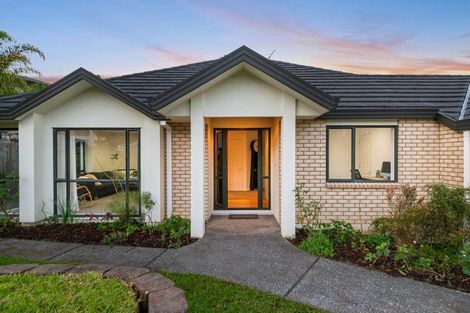 Photo of property in 11 Nottingham Place, Northcross, Auckland, 0630
