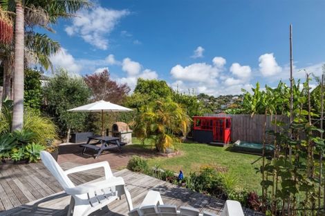 Photo of property in 33 Mayfair Crescent, Mairangi Bay, Auckland, 0630