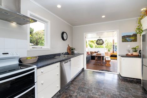 Photo of property in 298 Clifton Road, Te Awanga, 4102