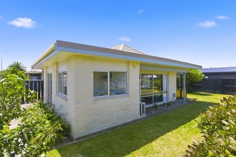 Photo of property in 2 Cypress Grove, Paraparaumu, 5032