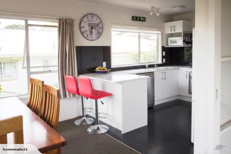 Photo of property in 2/218 East Coast Road, Forrest Hill, Auckland, 0620