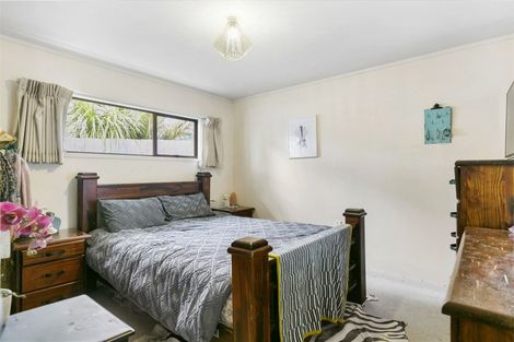 Photo of property in 1/2 Salem Place, Torbay, Auckland, 0630