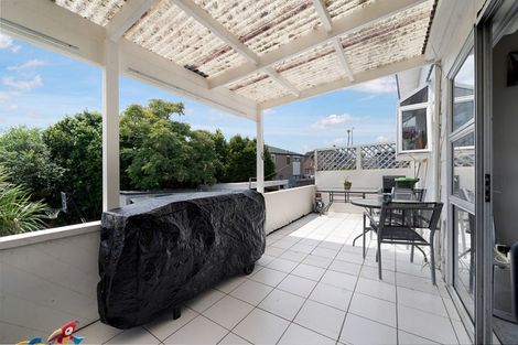 Photo of property in 3 Hillary Heights Avenue, Glendene, Auckland, 0602