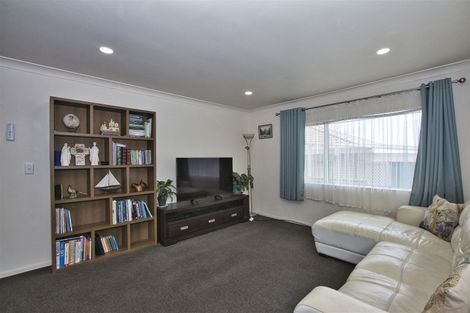 Photo of property in 2/8 Bronzewing Terrace, Unsworth Heights, Auckland, 0632