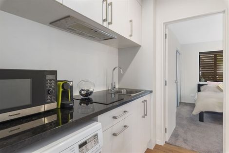 Photo of property in 2/8 Dallinghoe Crescent, Milford, Auckland, 0620