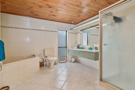 Photo of property in 70 Grand Vue Road, Kawaha Point, Rotorua, 3010