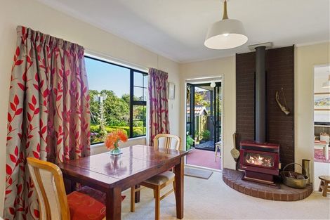 Photo of property in 22 Rewarewa Crescent, Waikanae, 5036