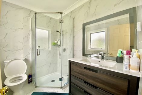 Photo of property in 16 Glenveagh Park Drive, Weymouth, Auckland, 2103