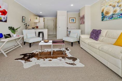 Photo of property in 2b/20 Ian Marwick Place, Birkenhead, Auckland, 0626