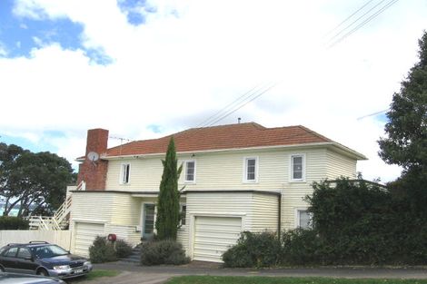 Photo of property in 1/8 Stanley Road, Stanley Point, Auckland, 0624