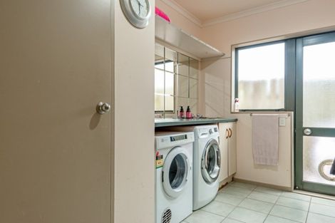 Photo of property in 15 Woburn Place, Takaro, Palmerston North, 4412