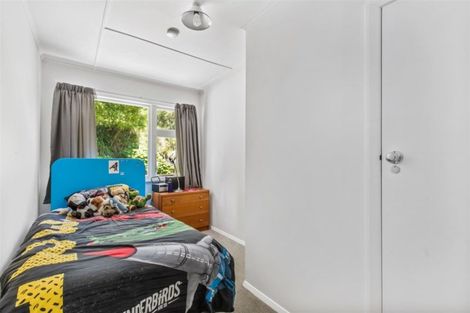 Photo of property in 6 Royston Way, Newlands, Wellington, 6037