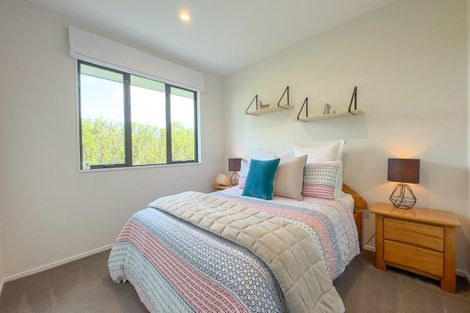 Photo of property in 12 Calderwood Close, Waiuku, 2123