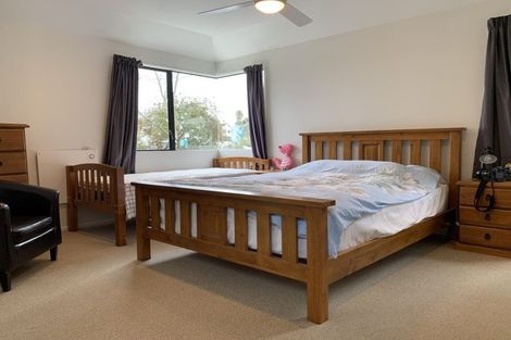 Photo of property in 2/8 Sunnynook Road, Sunnynook, Auckland, 0620