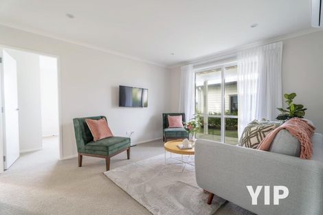 Photo of property in 10 Cromwell Point, Newlands, Wellington, 6037