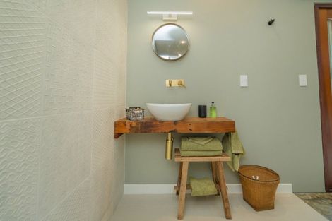 Photo of property in 19 Victoria Street, Coromandel, 3506