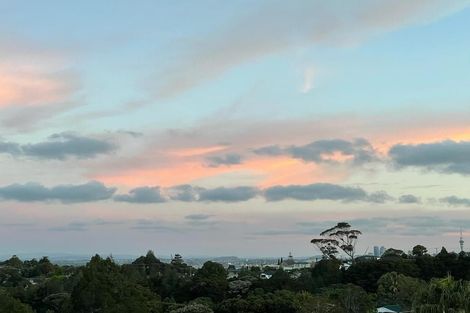 Photo of property in 15 Mcdowell Crescent, Hillcrest, Auckland, 0627