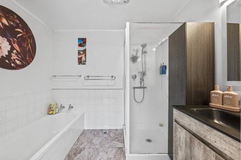 Photo of property in 92 Heta Road, Highlands Park, New Plymouth, 4312