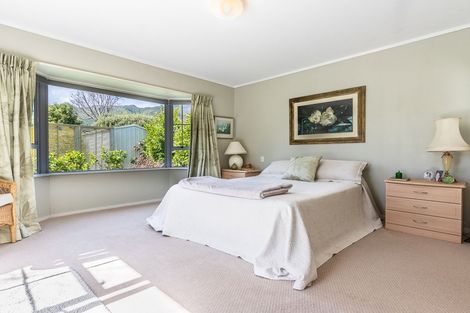 Photo of property in 3 Papawai Grove, Waikanae, 5036