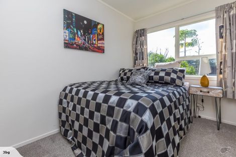 Photo of property in 1/62 Stapleford Crescent, Browns Bay, Auckland, 0630