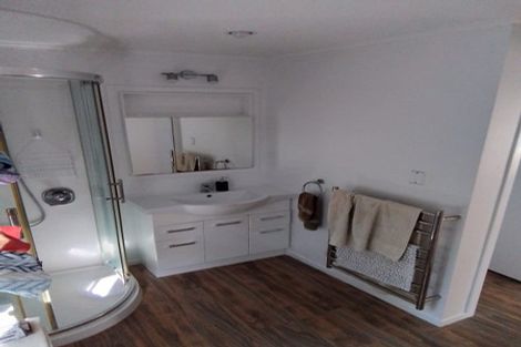 Photo of property in 2/129 Edmonton Road, Te Atatu South, Auckland, 0610