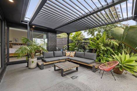 Photo of property in 8 Oakmont Crescent, Waiwhakaiho, New Plymouth, 4312