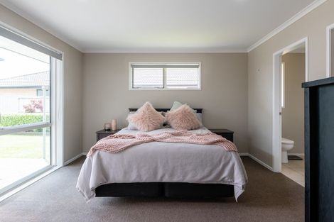 Photo of property in 8 Whitney Place, Rototuna North, Hamilton, 3210