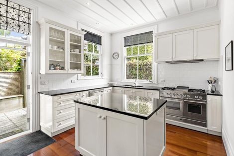 Photo of property in 21 Selwyn Terrace, Thorndon, Wellington, 6011