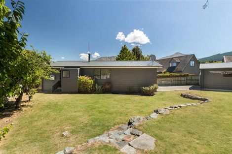 Photo of property in 7 Larch Court, Kelvin Heights, Queenstown, 9300
