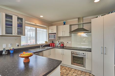 Photo of property in 4 Cleveland Heights, Kelvin Grove, Palmerston North, 4414