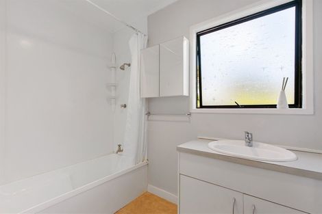 Photo of property in 69 Easton Park Parade, Glenfield, Auckland, 0629