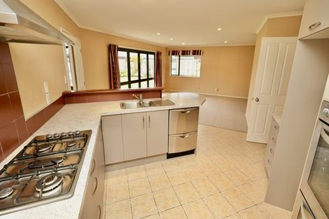 Photo of property in 24 Johnstone Drive, Fitzherbert, Palmerston North, 4410