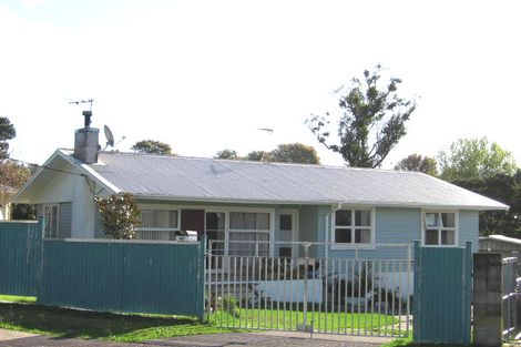 Photo of property in 40 Glen Marine Parade, Glendene, Auckland, 0602