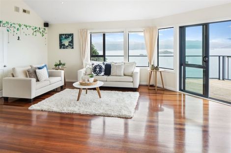 Photo of property in 18 Bennett Grove, Newlands, Wellington, 6037