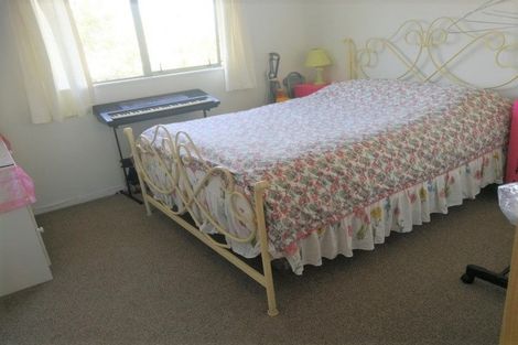 Photo of property in 24 Worthington Place, West Harbour, Auckland, 0618