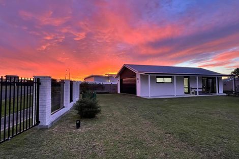 Photo of property in 2 Sandown Avenue, Himatangi Beach, Foxton, 4891