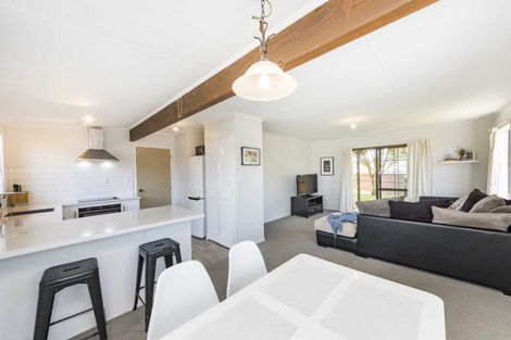 Photo of property in 2 Chatsworth Place, Highbury, Palmerston North, 4412