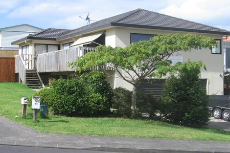 Photo of property in 2/77 Totaravale Drive, Totara Vale, Auckland, 0629