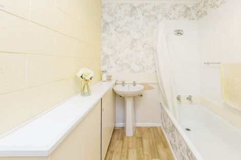 Photo of property in 2/10 Ponderosa Grove, Maoribank, Upper Hutt, 5018