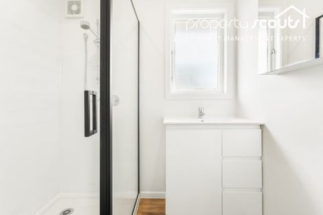 Photo of property in 16 Serjeant Street, Henderson, Auckland, 0612