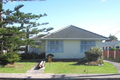 Photo of property in 8 Tonar Street, Northcote, Auckland, 0627