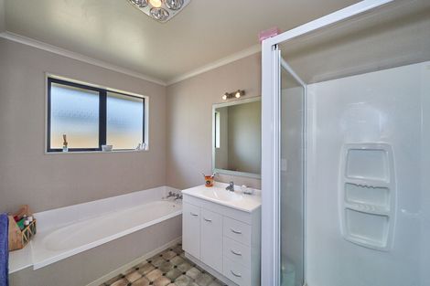 Photo of property in 4 Cleveland Heights, Kelvin Grove, Palmerston North, 4414