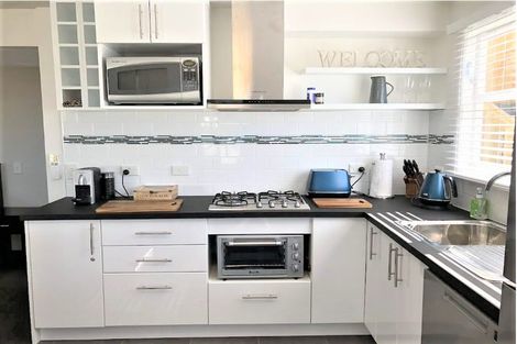 Photo of property in 30 Brooker Grove, Newlands, Wellington, 6037