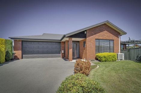 Photo of property in 12 Highwood Lane, Burnside, Christchurch, 8053